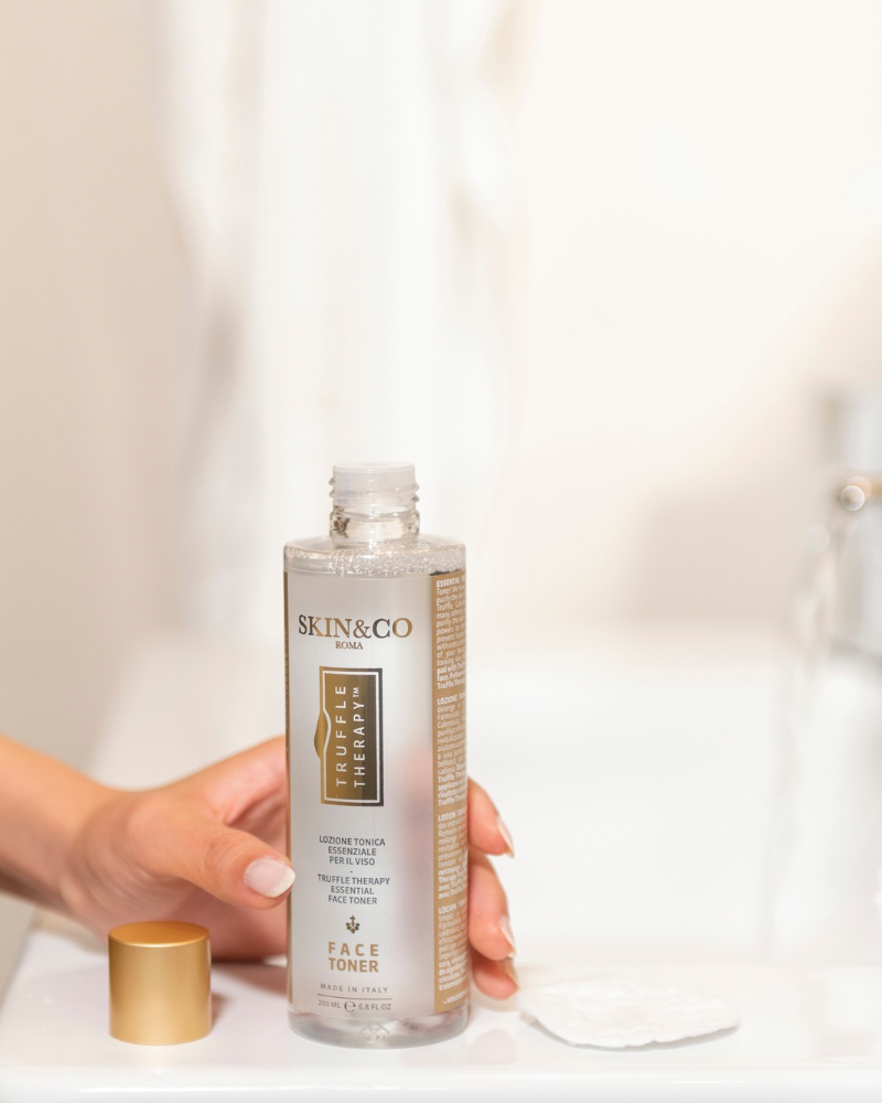 Veido tonikas su juodaisiais trumais / Truffle Therapy Face Toner