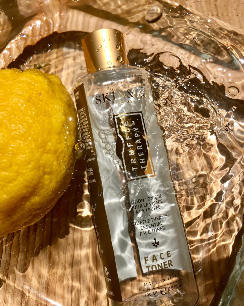 Veido tonikas su juodaisiais trumais / Truffle Therapy Face Toner