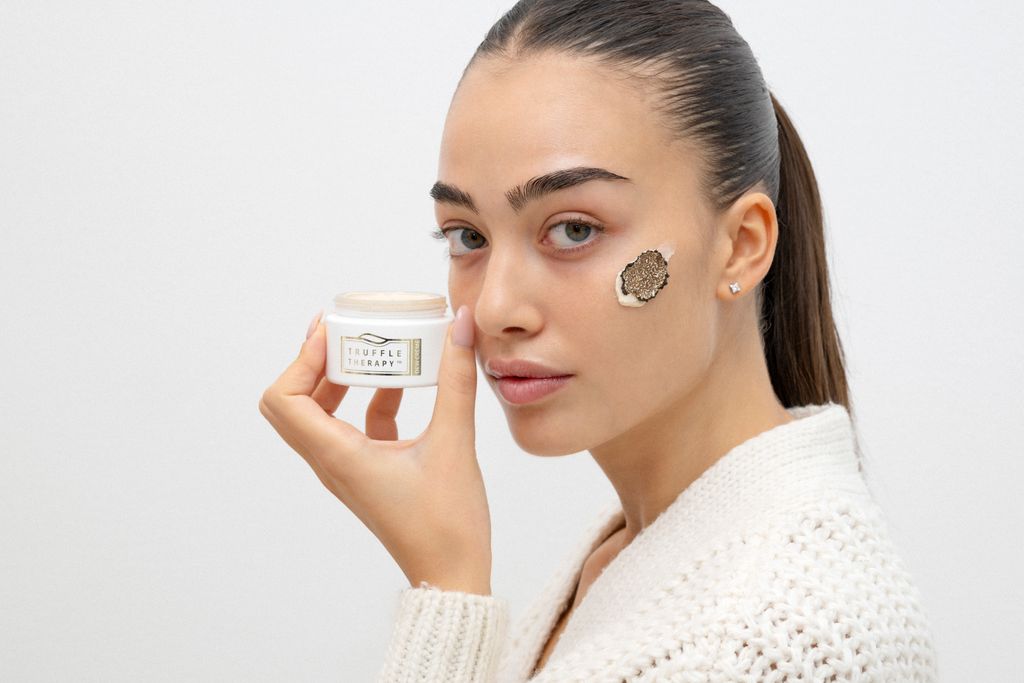 Drėkinamasis dieninis veido kremas / Truffle Therapy Dew Creme